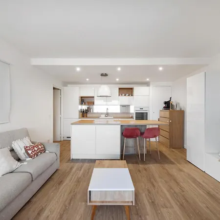 Stunning Renovated 2 Bedroom - Pool, Parking & Ac