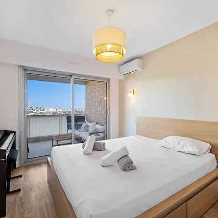 Stunning Renovated 2 Bedroom - Pool, Parking & Ac Appartement