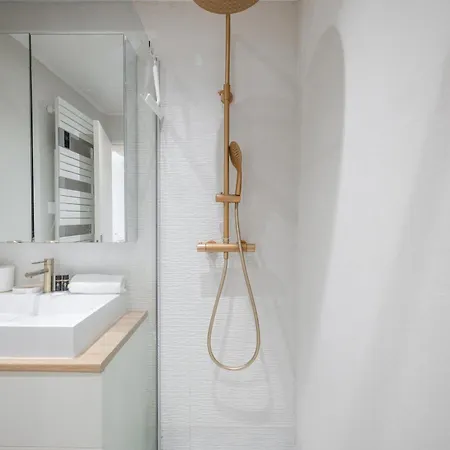 Stunning Renovated 2 Bedroom - Pool, Parking & Ac