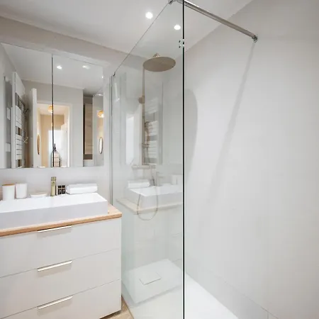 Stunning Renovated 2 Bedroom - Pool, Parking & Ac Appartement *