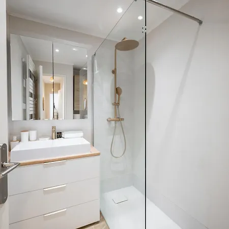 Stunning Renovated 2 Bedroom - Pool, Parking & Ac