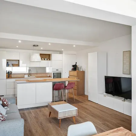Stunning Renovated 2 Bedroom - Pool, Parking & Ac Appartamento