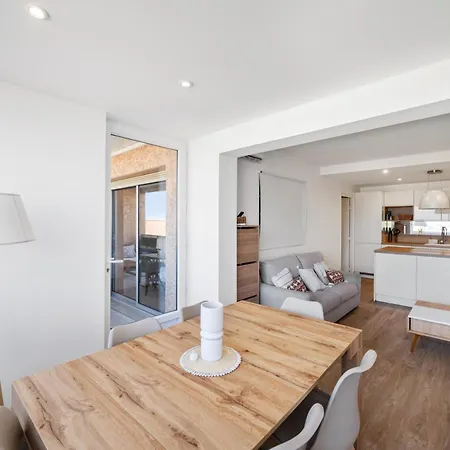 Appartamento Stunning Renovated 2 Bedroom - Pool, Parking & Ac