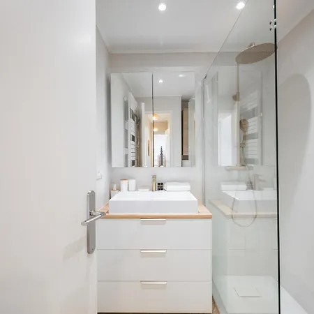 Stunning Renovated 2 Bedroom - Pool, Parking & Ac Saint-Laurent-du-Var