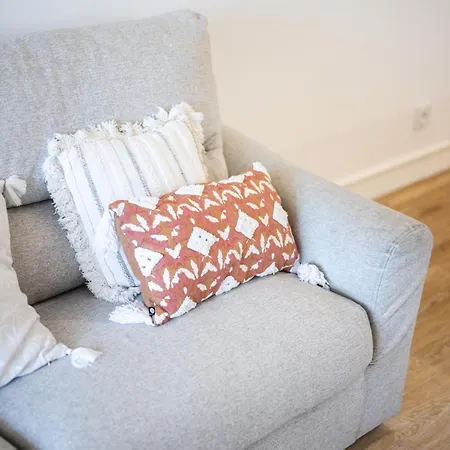 Stunning Renovated 2 Bedroom - Pool, Parking & Ac